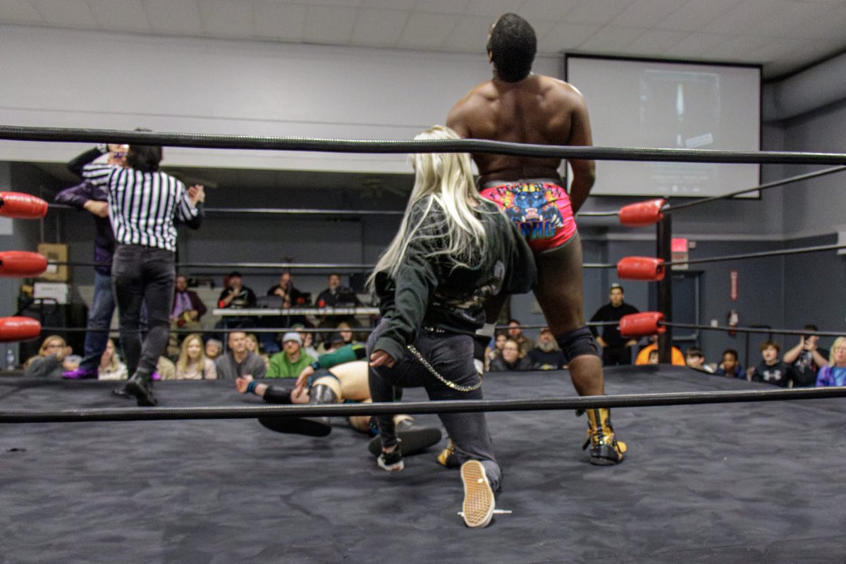 TheToriFox's tweet image. show up✔️
ruin the main event✔️
leave✔️
thanks for the idea @TheMarkStorm 🥸
#DevilInDisguise