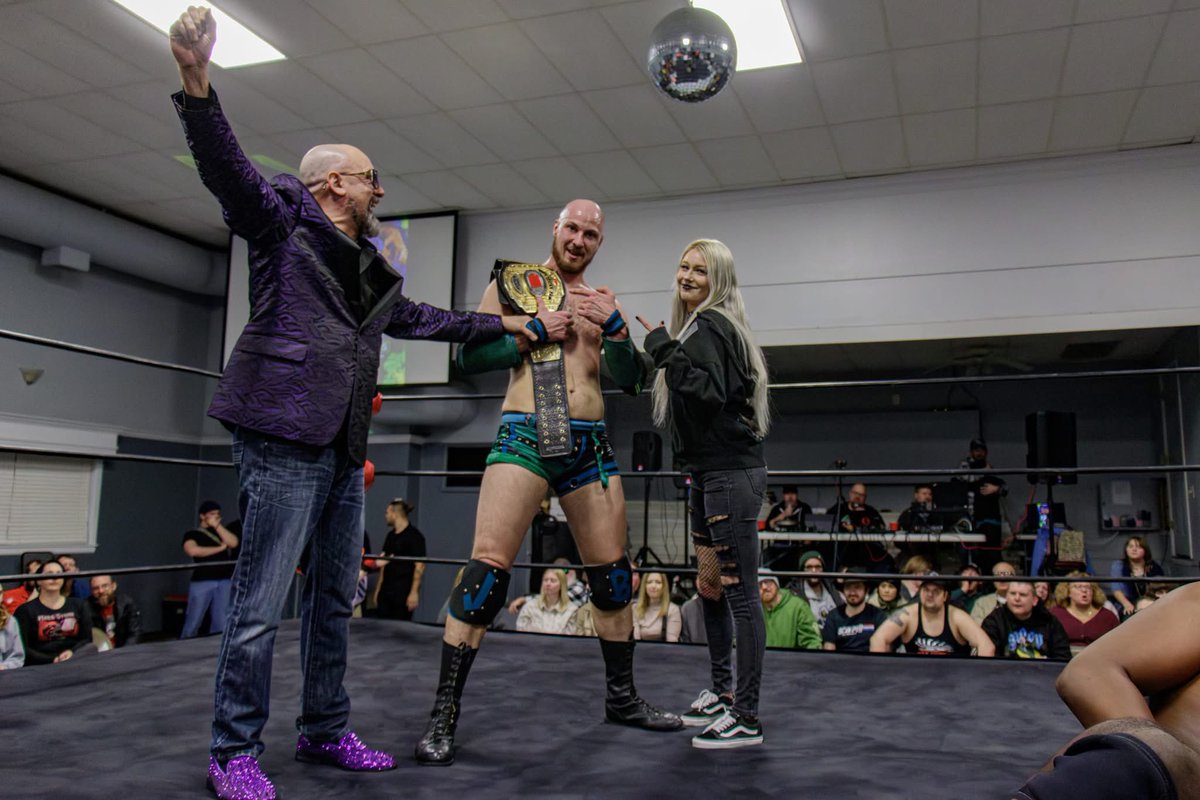 TheToriFox's tweet image. show up✔️
ruin the main event✔️
leave✔️
thanks for the idea @TheMarkStorm 🥸
#DevilInDisguise