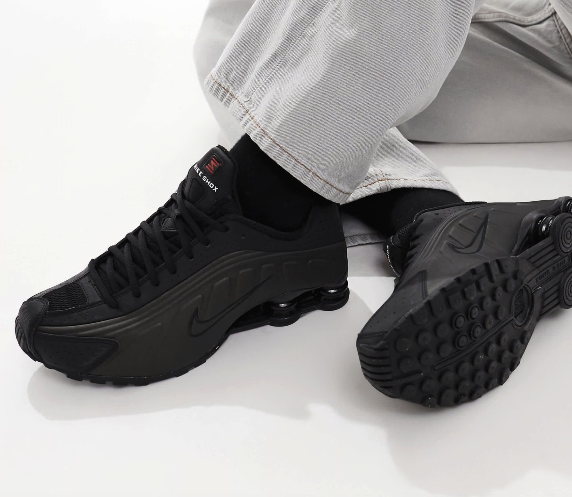 靴 Nike Shox R4 Black Bright Crimson Nike Shox R4 Black Bright Crimson Black HQ1988-001 Men's