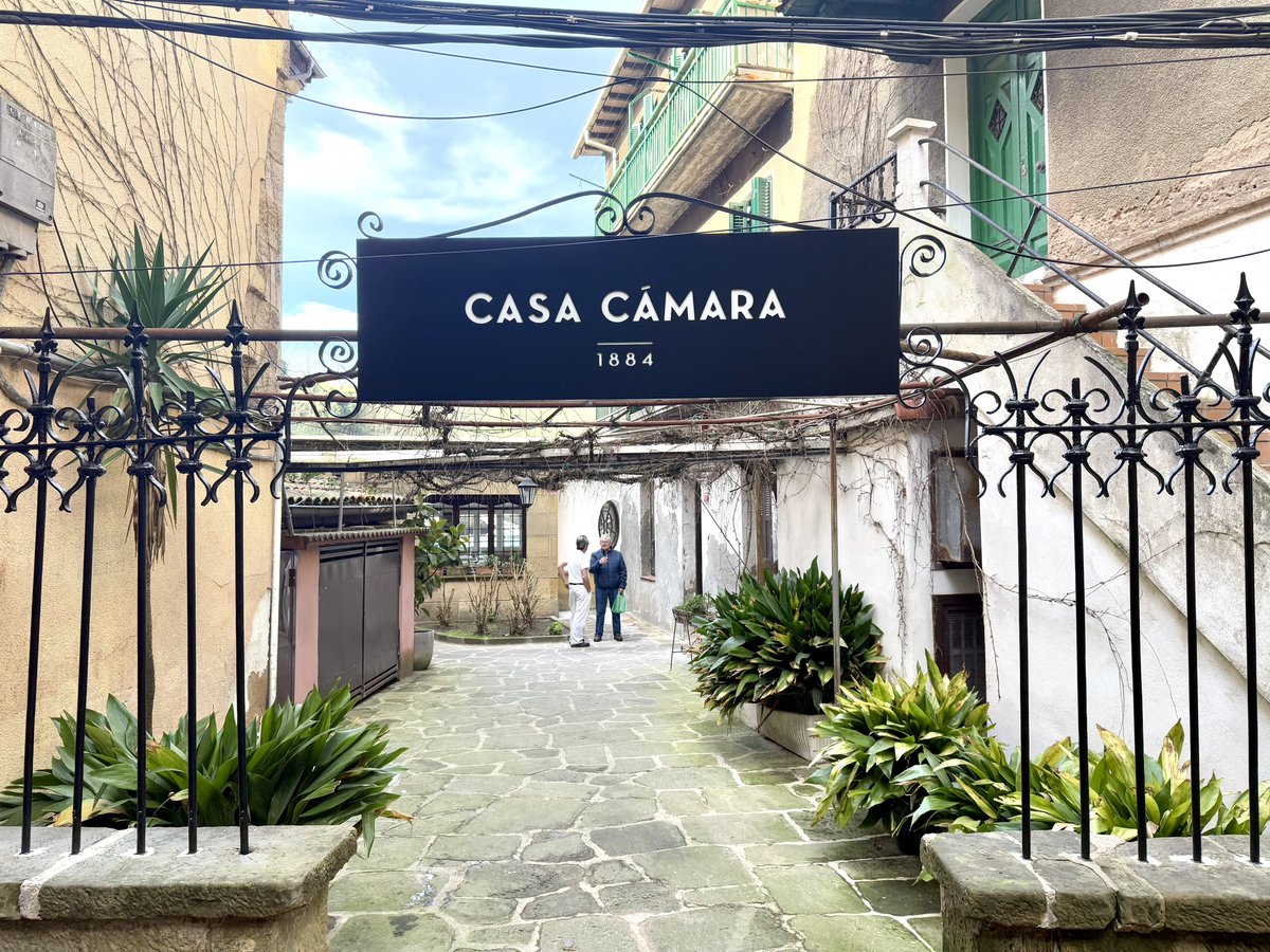 quarantine_cebu's tweet photo. Casa Cámara jatetxea@サンセバスティアン

現地ホテルで知り合ったバスク育ちの青年John君に教えてもらったシーフードレストラン🦐

やはりローカルの情報は間違いないです。美味しすぎました💯

特に画像のシーフードパエリアとイカスミのが最高！イカスミクリームでパン何個も食べちゃいました🐥 https://t.co/DTZ1uCWlOb