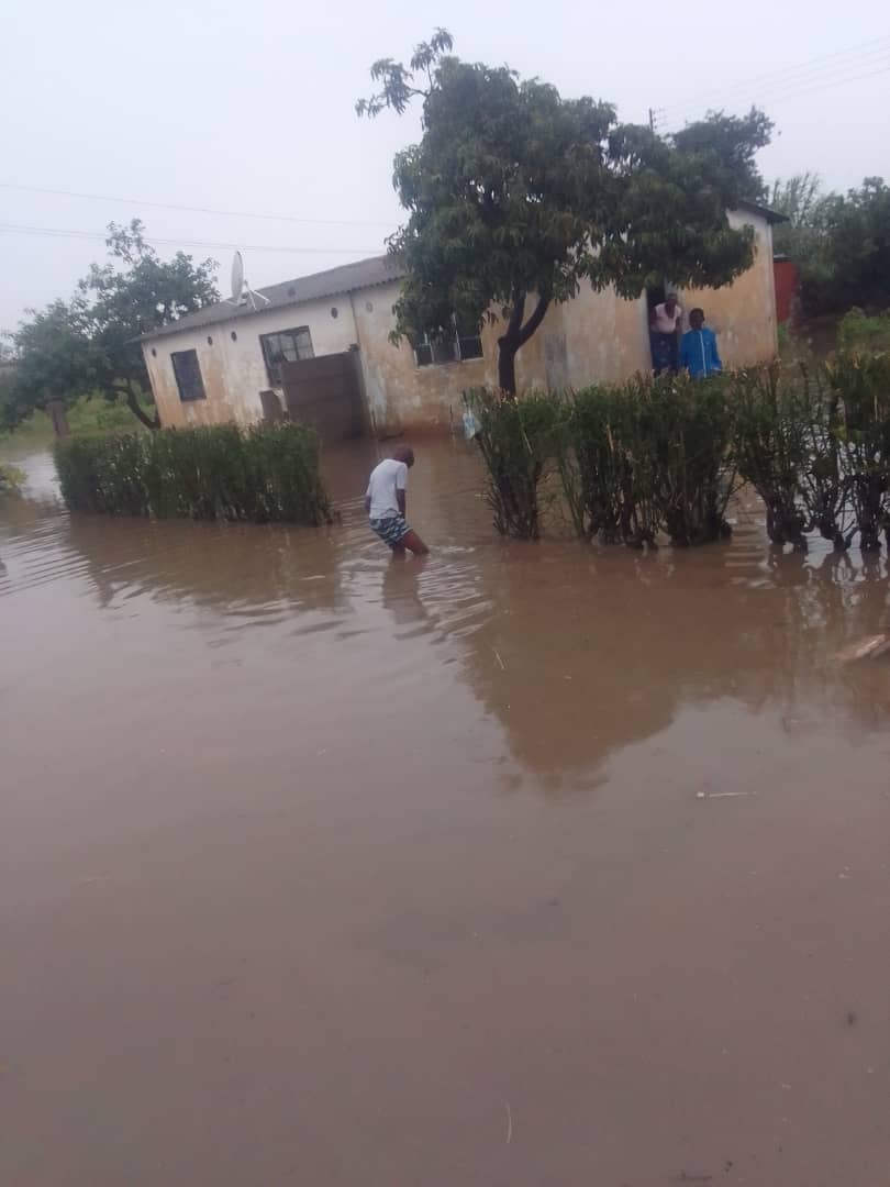 Studio7VOA's tweet image. Heavy rains in Zimbabwe 🌧️ are affecting residents who are using bricks to elevate their belongings. The poor drainage system in Bulawayo&apos;s western suburbs, especially Njube, is worsening the situation. #ZimbabweFloods #InfrastructureProblems