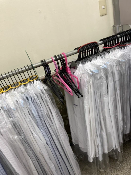 僕は捨てるのが嫌なので、ハンガーを受け取ってくれるクリーニング屋さんを利用することにしました。前の店はご自宅で廃棄してくださいと言われていたので、回収してくれるお店に変えると気分良くなりました!皆さんにもオススメです! 