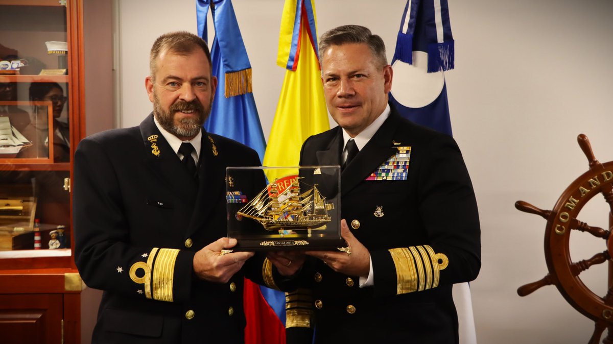 La @armadacolombia tuvo el honor de recibir en #Bogotá, a la delegación de la Armada Real de los Países Bajos, liderada por su Comandante el Vicealmirante René Tas, con el fin de seguir fortaleciendo la cooperación internacional y la ofensiva contra en narcotráfico en el Caribe.
