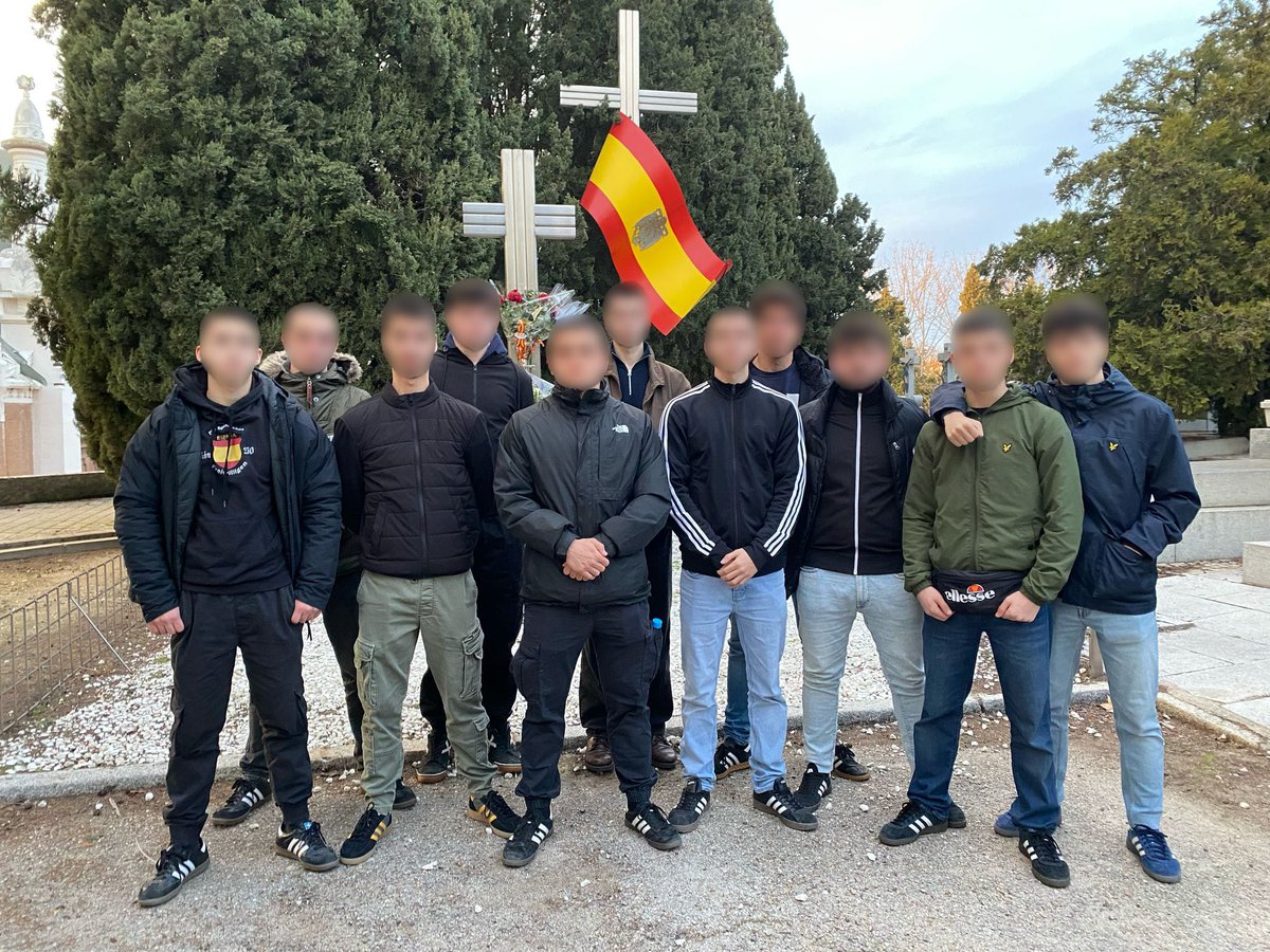 División Sierra acude junto a <a href="/Cvresiste/">CVR</a> al acto honorífico realizado el pasado 15 de febrero en la Almudena en recuerdo a los caídos de la División Azul. 

«Duro es el enemigo, y muy duro es el invierno ruso, pero no importa, más dura es mi raza». Agustín Muñoz Grandes

⚡🩸💙