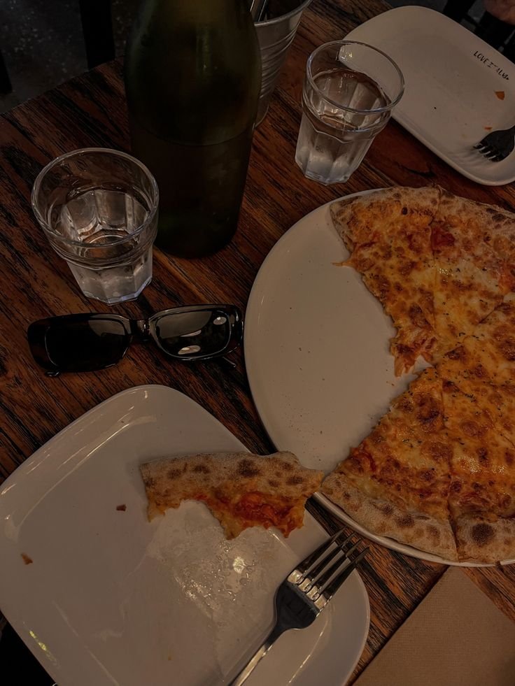 sanania7's tweet image. Good vibes and even better pizza. 🍕✨ #PizzaPerfection