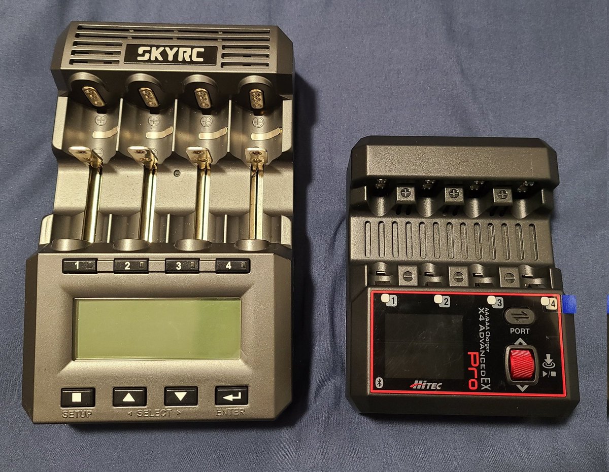 ILeKbPIdmK9tNMg's tweet image. きちゃーーー😂😂😂‼️待ちに待ったX4 アドバンスEX PRO着弾💥MC3000とサイズ比較すると2/3位🤔コンパクトになった分、持ち運び楽になりそうです😊👍️

#Hitec 
#X4AdvancedEXPRO