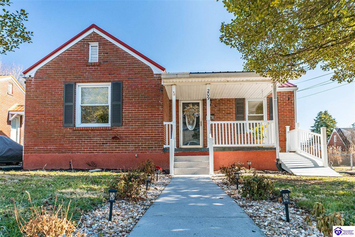 closing_ky's tweet photo. 209 Sunset Road, Elizabethtown, KY 42701 just hit the market!
🛏 2
🛁 1.0
🏡 920
❤️ $214,900
Take a look at this incredible place!: https://t.co/pZbA9QL5A8 https://t.co/fsSRkxi49F