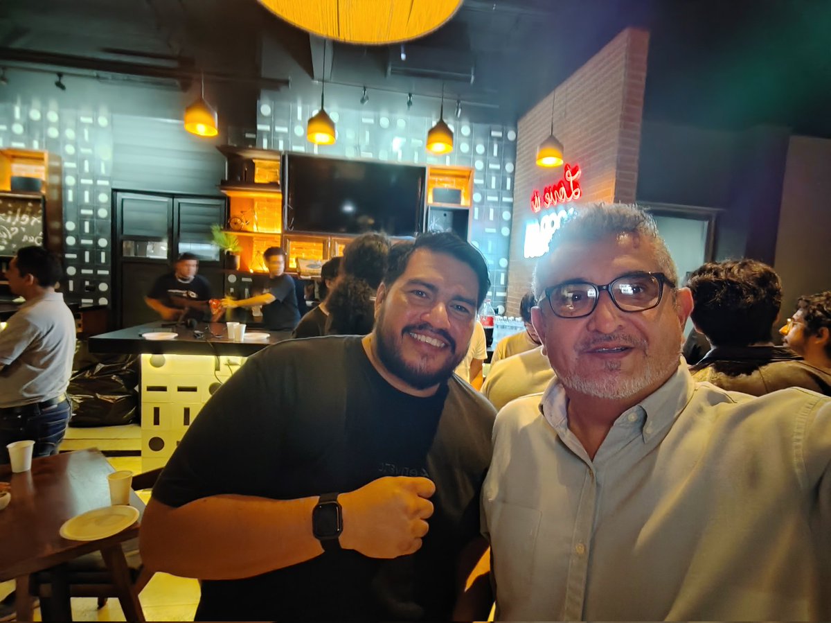 El_Mulix's tweet image. Un gusto haberme topado con @RoverWire en el #awsmeetup