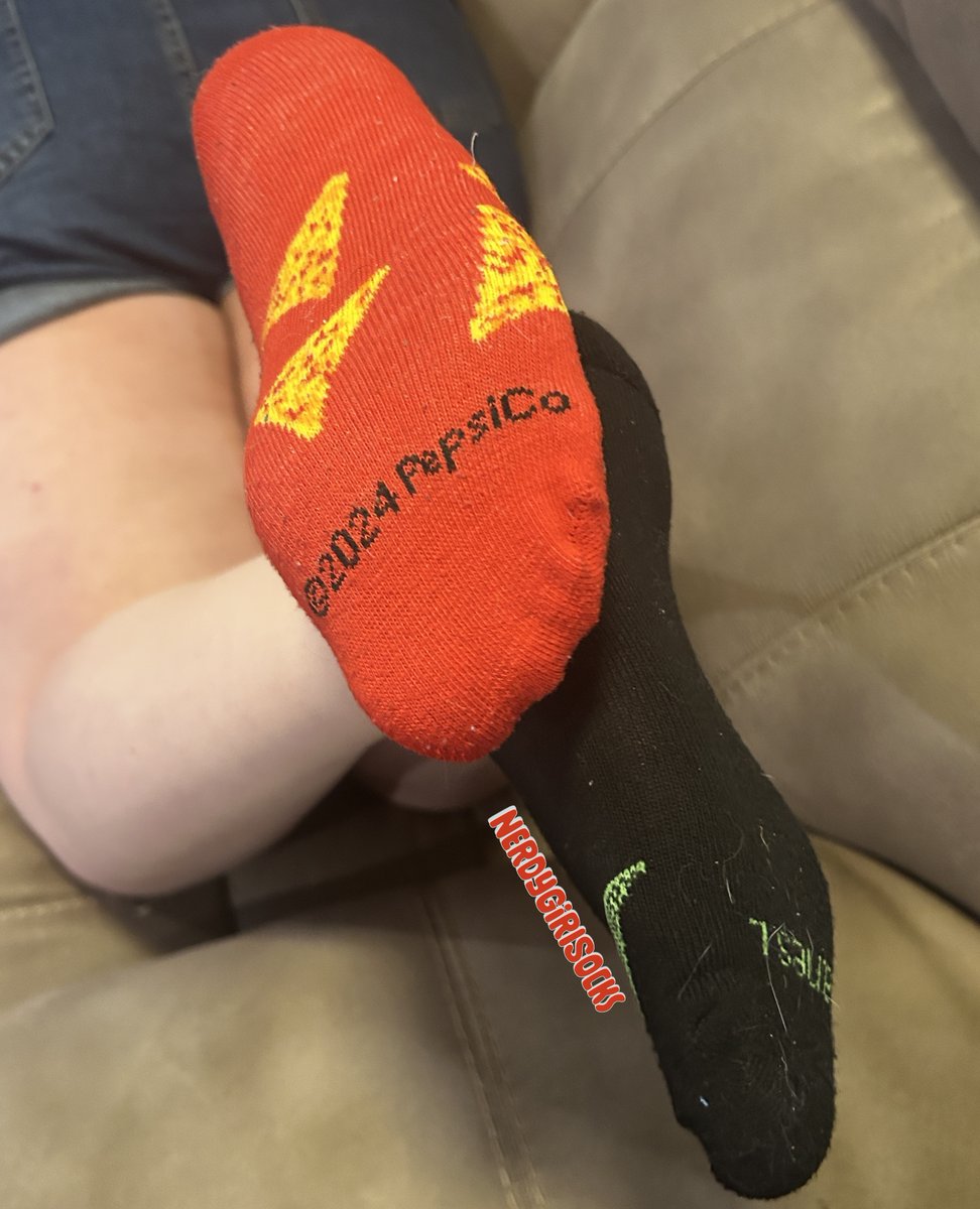 NerdyGirlSocks's tweet photo. A little bit of everything for tonight's post. 😘
1/2
#anklesocks #barefeet #barefoot #cutesocks #girlsinsocks #mismatched #newsocks #pedicure #sockremoval #socksmodel #socks #socksaddict #socksdaily #sockselfie #socksgame #socksgirl #socksoftheday #socksoles #soles #toes https://t.co/Oy3Qknlc4u