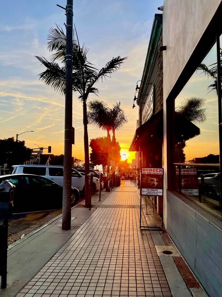 Always in awe of that golden glow down the boulevard 😍 What’s your favorite view in DTMB?

#DowntownManhattanBeach #MBLocalLove #homesweethome
