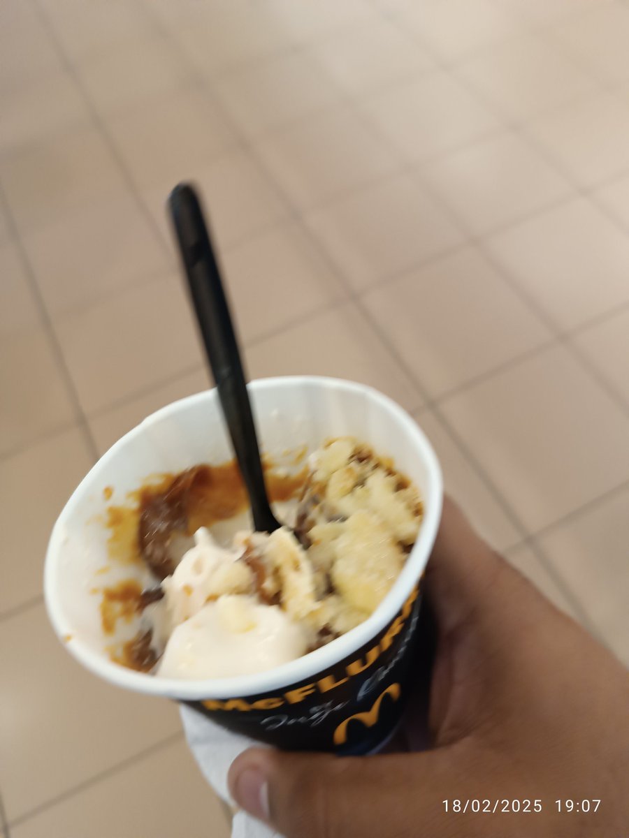 jvleonoso's tweet photo. Sobrevalorado el "Cachetito" mala elección en cambiar PACARI por esta TORTA con Helado #PACARI #mcflurry https://t.co/LXRpzSfhyn