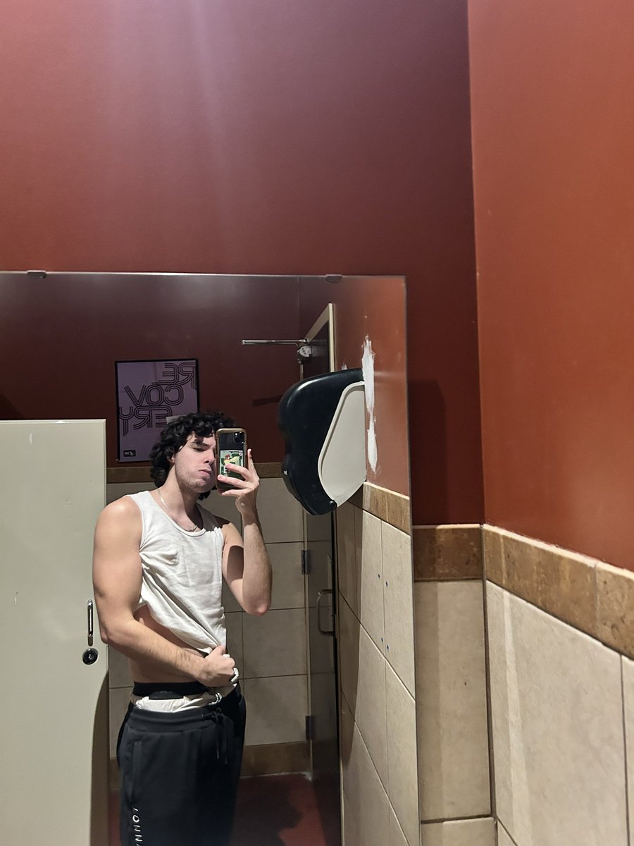 AlphaJohn54's tweet photo. Yo f4g you see me at the bar you payin for my drink or what? 🥱🥱 less yappin more $ends you poor excuse for a kumrag https://t.co/G6YqLhfj8N