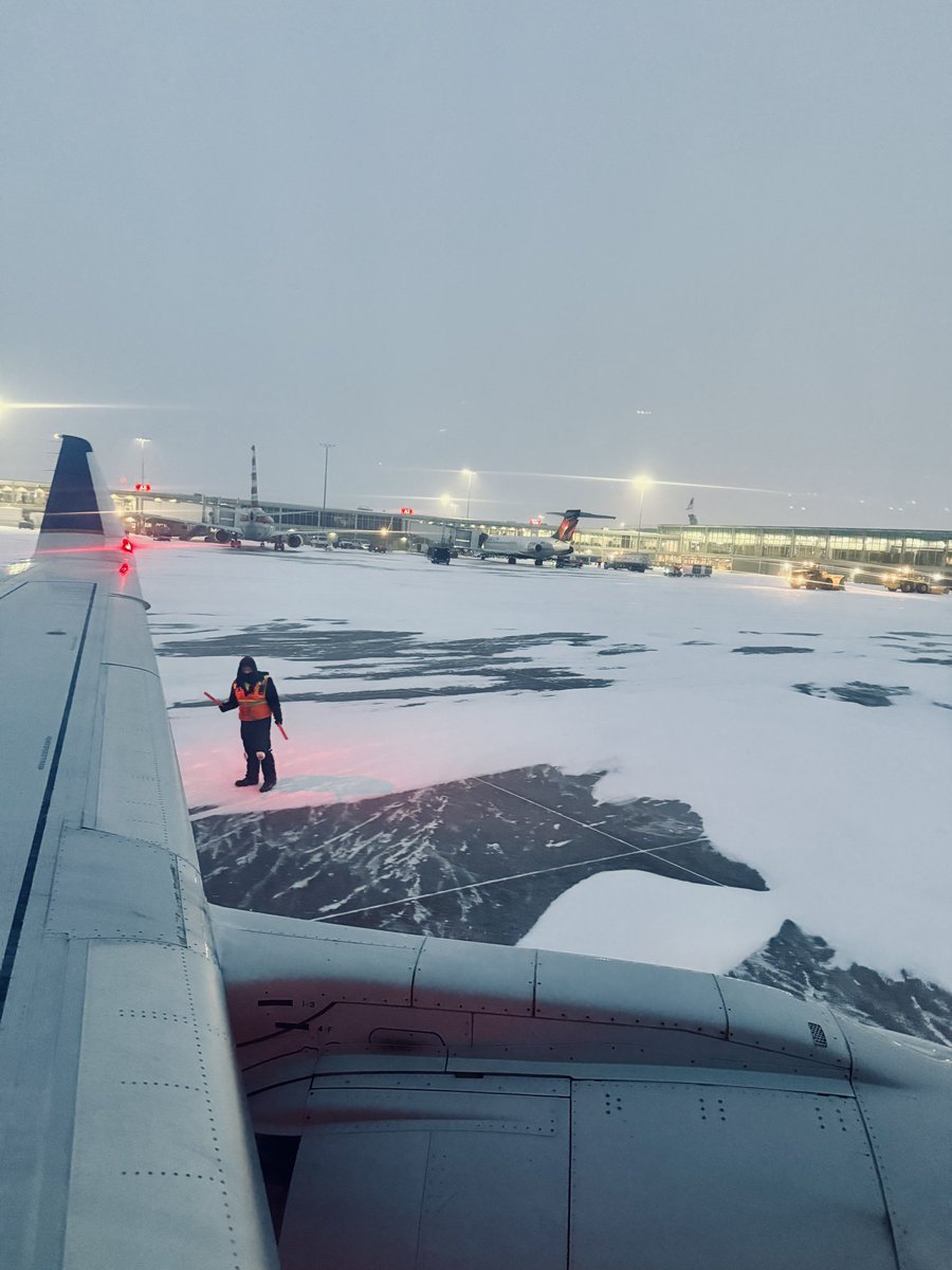Lindz5280's tweet image. Shoutout to the @united team in TUL and @tulsaairports for keeping operations moving through the storm and freezing temperatures. Thank you for your hard work! #aviation #coldweather #travel