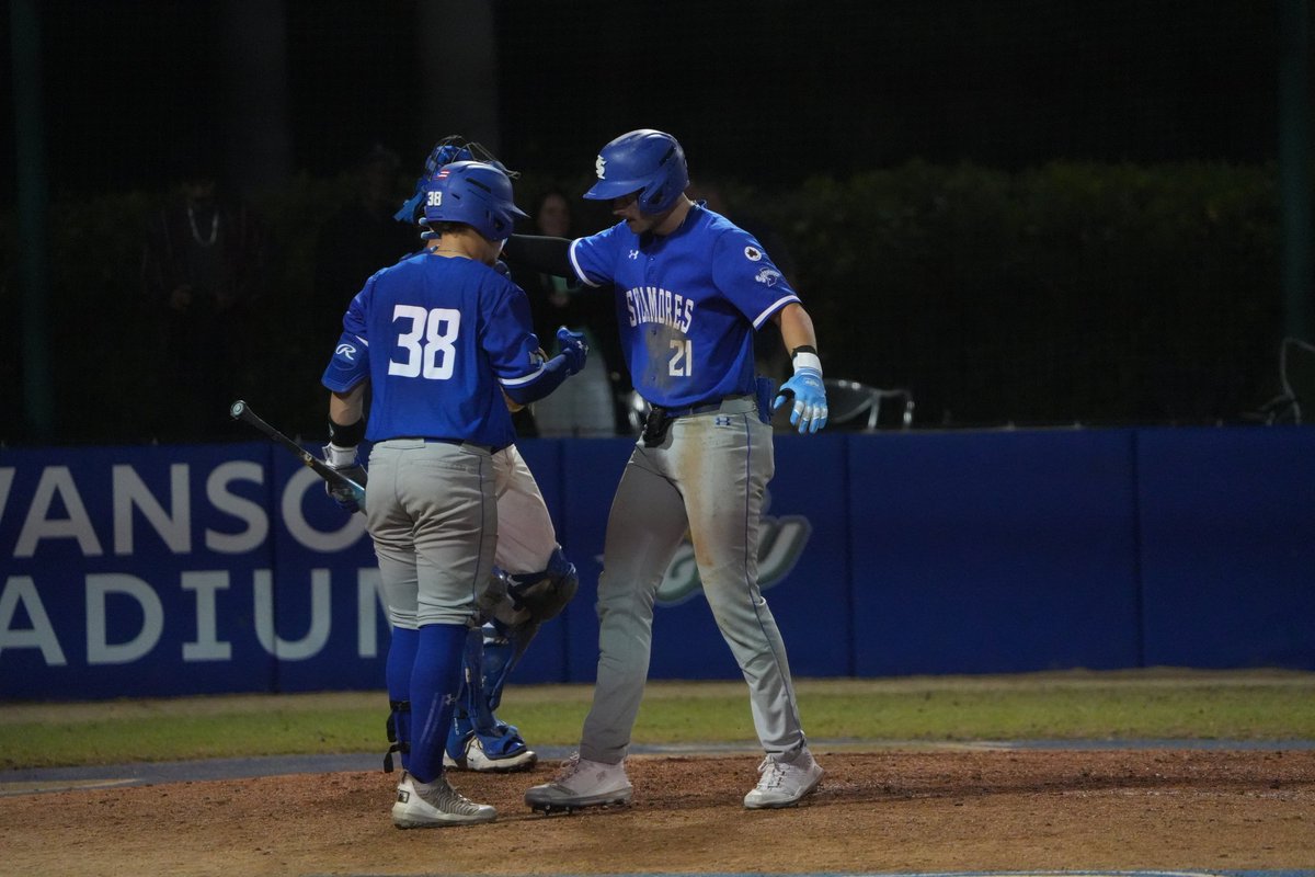 Indiana State Baseball (@indstbaseball) on Twitter photo #GarisBomb
Solo shot puts Sycamores ahead 7-4 in the third
#MarchOn #GarisBomb
Solo shot puts Sycamores ahead 7-4 in the third
#MarchOn