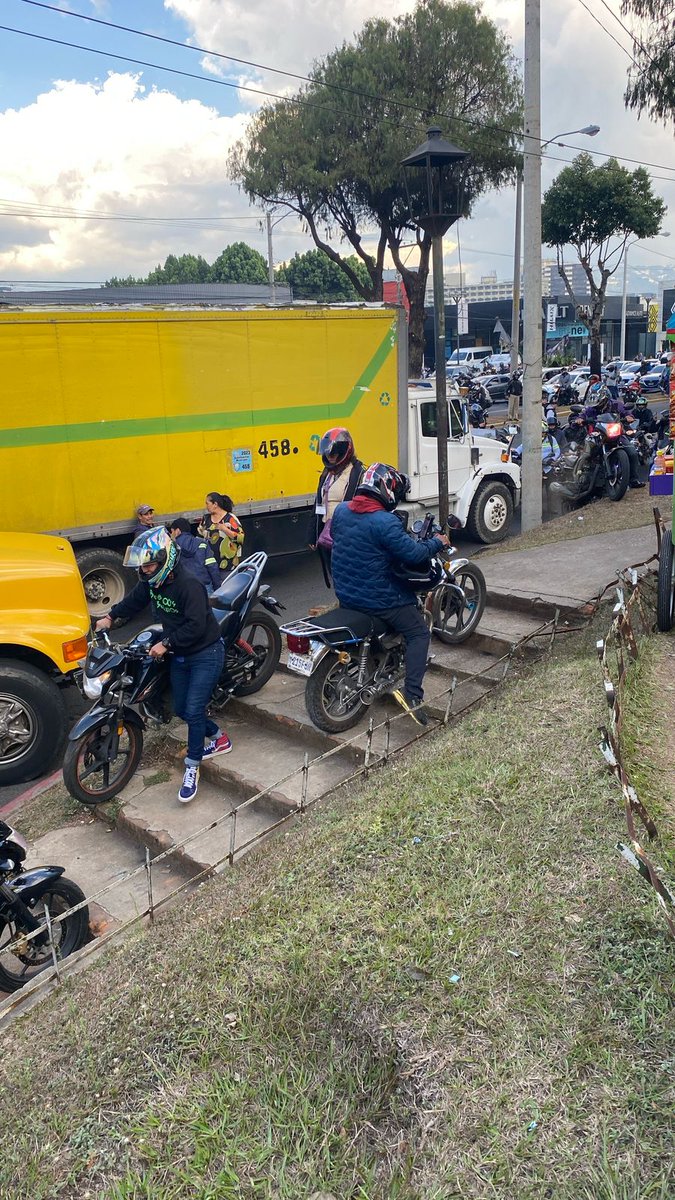 jucarucha's tweet photo. @vichoguate Como siempre queriendo pasar por donde sea y después andan chillando https://t.co/76XS4Yg0Sa