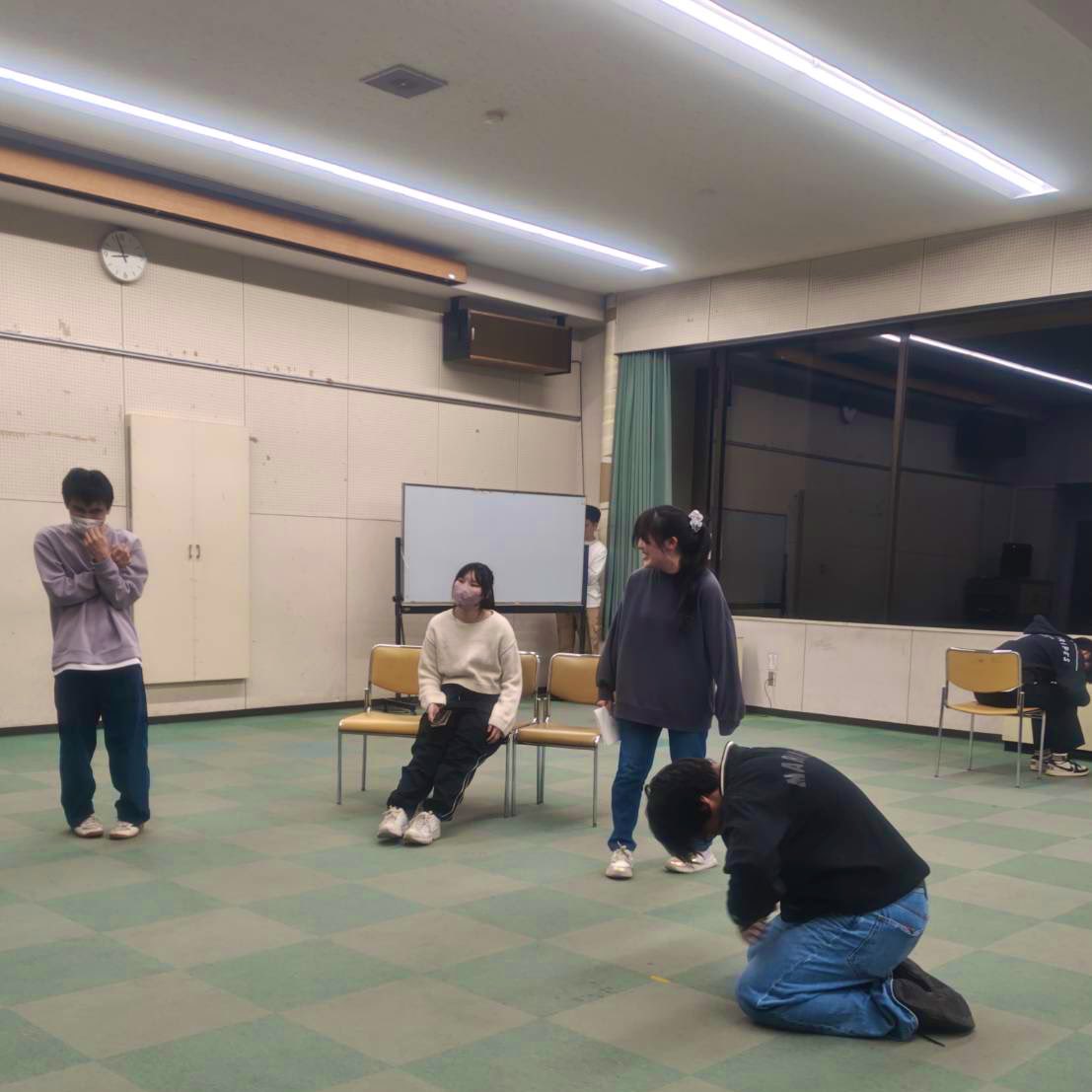 CAST_stage_t's tweet photo. 『CAST2024』15回目の稽古を行いました🙌
今回は、足の動かない状況の役の役者に他のメンバーが巻き付いてみて、実際に動かなくすることで、役に対する理解度を上げていきました💪
そのほか、セリフの出し方や受け取り方も指導を受け、各々改善に向け、努力しています☺️
#CAST2024
#演劇 https://t.co/9ghprBHN6L