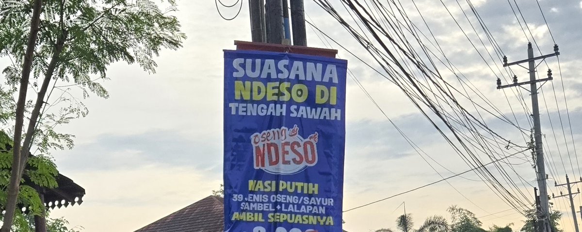 maswiet's tweet photo. Mak deg, melihat rontek iklan dengan tulisan warna merah, sekilas terlihat seperti sapaan hangat Bapak Presiden Ri kepada masyarakatnya 😁.. https://t.co/UnYRJgMrLF