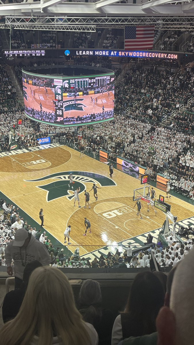 tokenfinn's tweet photo. Bear down! #GoGreen @GBraggsJr23 https://t.co/l1X0jTWfLr