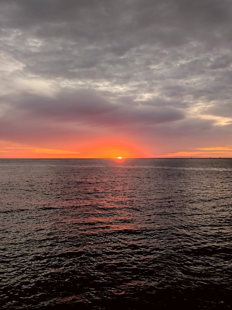 Sol minimalista.
Salió por debajo de una cortina de nubes solo por un segundo antes de ocultarse en el horizonte.
Río de la Plata
Montevideo Uruguay