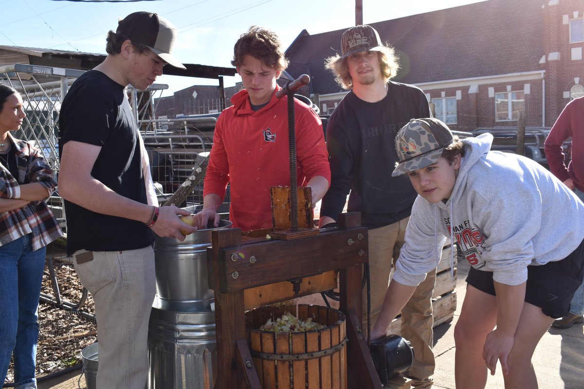 Today is National Day of Service, and at South, serving our community is what we do best! A huge thank you to everyone who joins us in making a difference—we couldn’t do it without you! 🙌💙