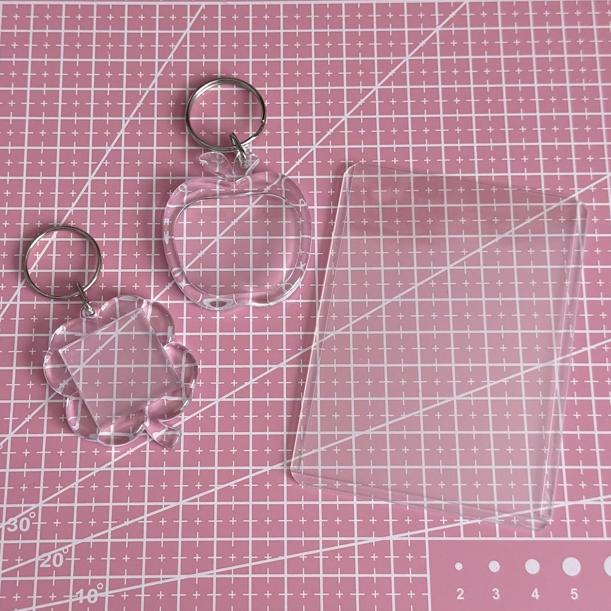 yuprnt's tweet image. ★ ༉‧₊˚ INTEREST CHECK!!
- NCT 127 Momentum Tour in Duluth 2.28

Apple, Clover Keychains, &amp;amp; Toploaders 

Selling 127 keychains and toploaders for the Duluth stop!!! $4 each.

Get a free toploader if you get 2 keychains

#NCT127 #NEOCITY_THE_MOMENTUM
#NCT127_NEOCITY_THE_MOMENTUM