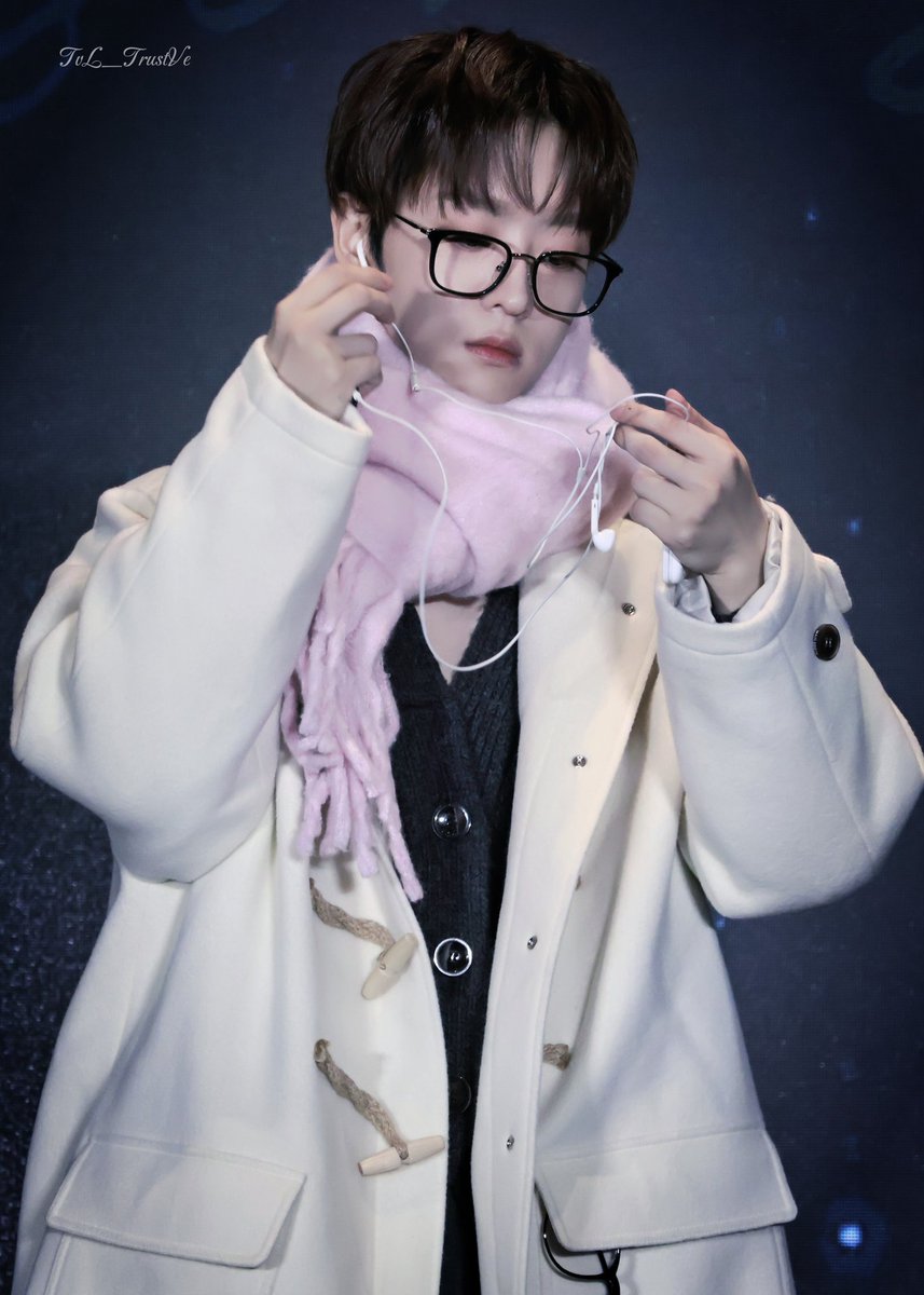 250215 Nanjing Fan Signing

"𝑙 𝑤𝑎𝑛𝑡 𝑡𝑜 𝑐𝑎𝑙𝑙 𝑦𝑜𝑢
𝑡𝑒𝑙𝑙 𝑦𝑜𝑢 𝑡ℎ𝑎𝑡 𝑡ℎ𝑒 𝑤𝑒𝑎𝑡ℎ𝑒𝑟 𝑖𝑠 𝑠𝑢𝑛𝑛𝑦
𝑎𝑛𝑑 𝑡ℎ𝑎𝑡 𝑙 𝑙𝑜𝑣𝑒 𝑦𝑜𝑢
𝑗𝑢𝑠𝑡 𝑙𝑖𝑘𝑒 𝑝𝑒𝑜𝑝𝑙𝑒 𝑙𝑜𝑣𝑒 ℎ𝑜𝑝𝑒 𝑎𝑛𝑑 𝑙𝑜𝑣𝑒 𝑐𝑒𝑟𝑡𝑎𝑖𝑛𝑡𝑦"

#LEETAEVIN #이태빈 #李泰彬