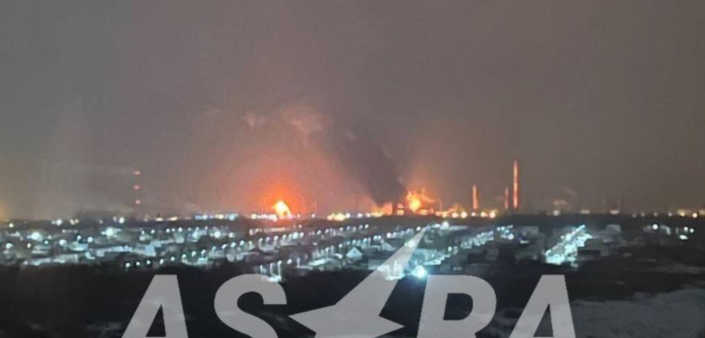 A number of Ukrainian attack drones successfully struck Russia's Syzran Refinery in Samara Oblast this evening. 

Multiple major fires could be seen rising from the complex, one of Russia's largest refineries, after the strike.