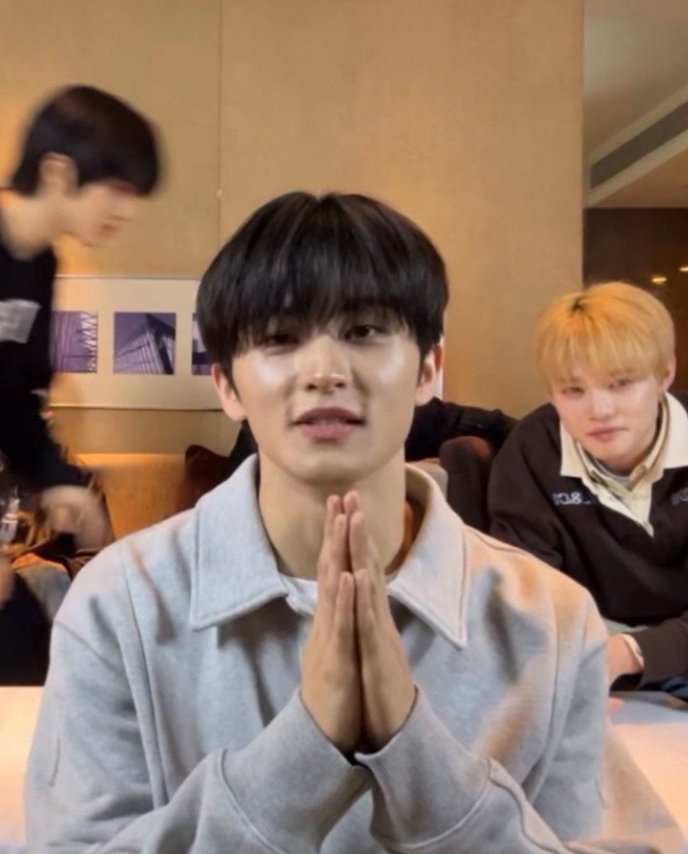 ลูกชายที่แม่บอกให้ไหว้ญาติ       แม่ที่จับตาดูอยุ่