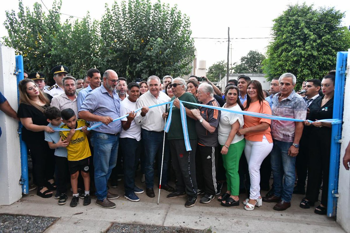 OsvaldoJaldo's tweet photo. Banda del Río Salí | Impulsamos el progreso de Tucumán con hechos que transforman realidades. Hoy inauguramos el nuevo pavimento de calle Mendoza, una obra de 1000 m² que abarca 12 cuadras de asfalto y la instalación de 55 luminarias LED. Con estas obras de infraestructura, brindamos mejor transitabilidad y mayor seguridad para cientos de familias de la zona.  

💧 Sabemos que el agua es un recurso esencial, y en tiempos de altas temperaturas, cuando los pozos rinden menos, garantizar su provisión es una prioridad. Por eso, también dejamos habilitado el Pozo N° 128 en Villa Lastenia, con una bomba de 30 HP que garantizará el suministro de agua para los vecinos de los barrios Villa Lastenia, Cifre, El Cuadro, Flor y Perfume, Albornoz y Sargento Cabral. 

🤝🏻 En tiempos difíciles, nuestra gestión no solo no se detiene, sino que acelera el paso. Entendemos que las necesidades de la gente no esperan, por eso cada obra inaugurada es una respuesta concreta a los pedidos de los vecinos y vecinas. Con planificación y esfuerzo, seguimos transformando la provincia con mejoras que impactan en la vida cotidiana de nuestra comunidad.

👏🏻 Destacamos el compromiso con el crecimiento del municipio del intendente de Banda del Río Salí, Gonzalo Monteros, y su equipo de trabajo, quienes con esfuerzo y dedicación gestionan obras y servicios esenciales para la gente. Su labor incansable, junto al trabajo articulado con el gobierno provincial, permite que el municipio siga avanzando con infraestructura moderna, mejor conectividad y más oportunidades para su gente.

🫂 Agradecemos a cada tucumano y tucumana por la confianza en nuestro Gobierno. Seguiremos trabajando con responsabilidad y firmeza, llevando adelante proyectos que respondan a las necesidades de la gente y aporten al desarrollo de cada rincón de la provincia.

👥 Nos acompañaron los ministros Darío Monteros del Interior, Luis Medina Ruiz de Salud, el vicepresidente primero de la Legislatura, Aldo Salomón; los diputados nacionales Gladys Medina, Agustín Fernández; los legisladores Roque Argañaraz, Gerónimo Vargas Aignasse, Cacho Gómez, Mario Leito, Jorge Leal, Marcelo Herrera, Hugo Ledesma; los intendentes Graciela Gutiérrez de Alderetes, Elvio Salazar de Simoca, Francisco Caliva de Tafí del Valle, Jorge Leal de Burruyacú; el Presidente de la Sociedad Aguas del Tucumán (SAT), Marcelo Caponio; concejales, comisionados comunales, los titulares de UOCRA, David Acosta; de SMATA, Luis Duarte y de UTA, César Gonzáles; el interventor del IPLA, Dante Loza; y autoridades de la Unidad Regional Este (URE).