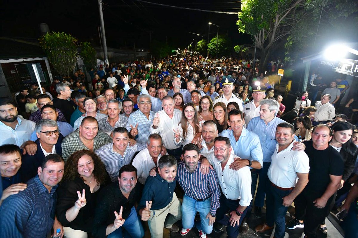 OsvaldoJaldo's tweet photo. Banda del Río Salí | Impulsamos el progreso de Tucumán con hechos que transforman realidades. Hoy inauguramos el nuevo pavimento de calle Mendoza, una obra de 1000 m² que abarca 12 cuadras de asfalto y la instalación de 55 luminarias LED. Con estas obras de infraestructura, brindamos mejor transitabilidad y mayor seguridad para cientos de familias de la zona.  

💧 Sabemos que el agua es un recurso esencial, y en tiempos de altas temperaturas, cuando los pozos rinden menos, garantizar su provisión es una prioridad. Por eso, también dejamos habilitado el Pozo N° 128 en Villa Lastenia, con una bomba de 30 HP que garantizará el suministro de agua para los vecinos de los barrios Villa Lastenia, Cifre, El Cuadro, Flor y Perfume, Albornoz y Sargento Cabral. 

🤝🏻 En tiempos difíciles, nuestra gestión no solo no se detiene, sino que acelera el paso. Entendemos que las necesidades de la gente no esperan, por eso cada obra inaugurada es una respuesta concreta a los pedidos de los vecinos y vecinas. Con planificación y esfuerzo, seguimos transformando la provincia con mejoras que impactan en la vida cotidiana de nuestra comunidad.

👏🏻 Destacamos el compromiso con el crecimiento del municipio del intendente de Banda del Río Salí, Gonzalo Monteros, y su equipo de trabajo, quienes con esfuerzo y dedicación gestionan obras y servicios esenciales para la gente. Su labor incansable, junto al trabajo articulado con el gobierno provincial, permite que el municipio siga avanzando con infraestructura moderna, mejor conectividad y más oportunidades para su gente.

🫂 Agradecemos a cada tucumano y tucumana por la confianza en nuestro Gobierno. Seguiremos trabajando con responsabilidad y firmeza, llevando adelante proyectos que respondan a las necesidades de la gente y aporten al desarrollo de cada rincón de la provincia.

👥 Nos acompañaron los ministros Darío Monteros del Interior, Luis Medina Ruiz de Salud, el vicepresidente primero de la Legislatura, Aldo Salomón; los diputados nacionales Gladys Medina, Agustín Fernández; los legisladores Roque Argañaraz, Gerónimo Vargas Aignasse, Cacho Gómez, Mario Leito, Jorge Leal, Marcelo Herrera, Hugo Ledesma; los intendentes Graciela Gutiérrez de Alderetes, Elvio Salazar de Simoca, Francisco Caliva de Tafí del Valle, Jorge Leal de Burruyacú; el Presidente de la Sociedad Aguas del Tucumán (SAT), Marcelo Caponio; concejales, comisionados comunales, los titulares de UOCRA, David Acosta; de SMATA, Luis Duarte y de UTA, César Gonzáles; el interventor del IPLA, Dante Loza; y autoridades de la Unidad Regional Este (URE).