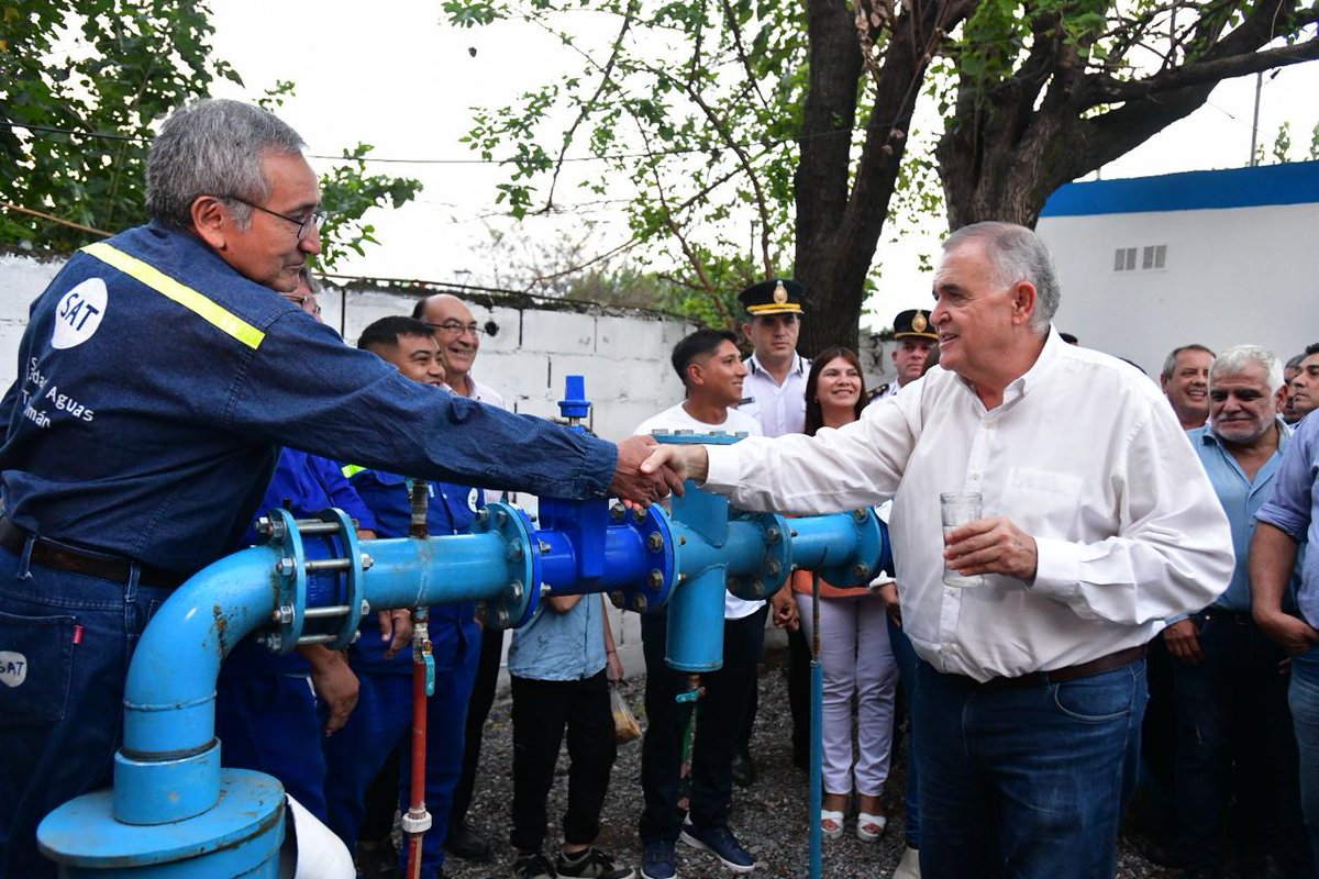 OsvaldoJaldo's tweet photo. Banda del Río Salí | Impulsamos el progreso de Tucumán con hechos que transforman realidades. Hoy inauguramos el nuevo pavimento de calle Mendoza, una obra de 1000 m² que abarca 12 cuadras de asfalto y la instalación de 55 luminarias LED. Con estas obras de infraestructura, brindamos mejor transitabilidad y mayor seguridad para cientos de familias de la zona.  

💧 Sabemos que el agua es un recurso esencial, y en tiempos de altas temperaturas, cuando los pozos rinden menos, garantizar su provisión es una prioridad. Por eso, también dejamos habilitado el Pozo N° 128 en Villa Lastenia, con una bomba de 30 HP que garantizará el suministro de agua para los vecinos de los barrios Villa Lastenia, Cifre, El Cuadro, Flor y Perfume, Albornoz y Sargento Cabral. 

🤝🏻 En tiempos difíciles, nuestra gestión no solo no se detiene, sino que acelera el paso. Entendemos que las necesidades de la gente no esperan, por eso cada obra inaugurada es una respuesta concreta a los pedidos de los vecinos y vecinas. Con planificación y esfuerzo, seguimos transformando la provincia con mejoras que impactan en la vida cotidiana de nuestra comunidad.

👏🏻 Destacamos el compromiso con el crecimiento del municipio del intendente de Banda del Río Salí, Gonzalo Monteros, y su equipo de trabajo, quienes con esfuerzo y dedicación gestionan obras y servicios esenciales para la gente. Su labor incansable, junto al trabajo articulado con el gobierno provincial, permite que el municipio siga avanzando con infraestructura moderna, mejor conectividad y más oportunidades para su gente.

🫂 Agradecemos a cada tucumano y tucumana por la confianza en nuestro Gobierno. Seguiremos trabajando con responsabilidad y firmeza, llevando adelante proyectos que respondan a las necesidades de la gente y aporten al desarrollo de cada rincón de la provincia.

👥 Nos acompañaron los ministros Darío Monteros del Interior, Luis Medina Ruiz de Salud, el vicepresidente primero de la Legislatura, Aldo Salomón; los diputados nacionales Gladys Medina, Agustín Fernández; los legisladores Roque Argañaraz, Gerónimo Vargas Aignasse, Cacho Gómez, Mario Leito, Jorge Leal, Marcelo Herrera, Hugo Ledesma; los intendentes Graciela Gutiérrez de Alderetes, Elvio Salazar de Simoca, Francisco Caliva de Tafí del Valle, Jorge Leal de Burruyacú; el Presidente de la Sociedad Aguas del Tucumán (SAT), Marcelo Caponio; concejales, comisionados comunales, los titulares de UOCRA, David Acosta; de SMATA, Luis Duarte y de UTA, César Gonzáles; el interventor del IPLA, Dante Loza; y autoridades de la Unidad Regional Este (URE).