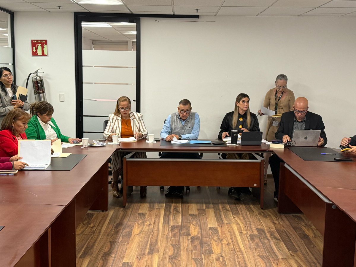 MarinaVitela_'s tweet photo. Hoy estuvimos en la 3ª Reunión de la Junta Directiva de la Comisión de Salud, reafirmando nuestro compromiso con el bienestar de Gómez Palacio. Seguimos trabajando en equipo para impulsar acciones que mejoren la salud y calidad de vida de nuestra gente. ¡Vamos por más! #MV https://t.co/2VgXEBEgpU