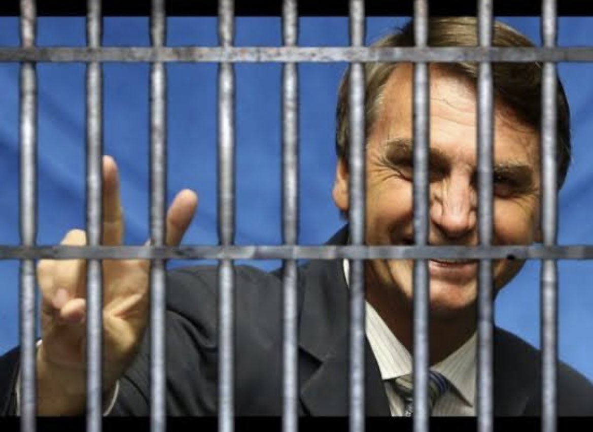 🚨URGENTE: Bolsonaro sabia do plano para MATAR Lula, a PGR tem provas e ele vai ser preso por isso!
Esse vagabundo queria matar o Presidente Lula, Alexandre de Moraes e Alckmin para ficar no poder.
BOLSONARO VAI SER PRESO