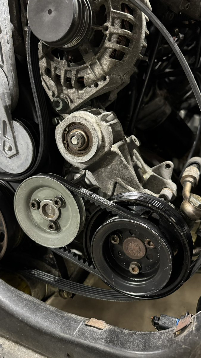 chrsshww's tweet photo. Audi was so wrong for this water pump pulley design https://t.co/4FzuO54UZ8