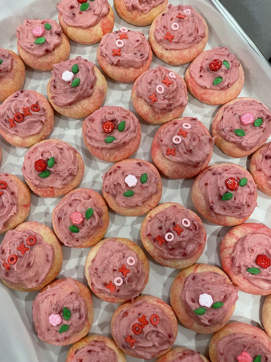 AriPortokalli's tweet photo. Made Valentines Day cookie boxes 🍪💕💗🌹💖💞💐💌💝 https://t.co/iXipQeflpZ