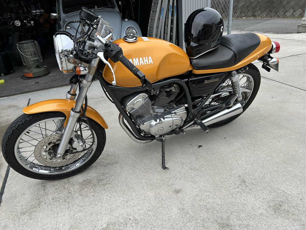 tapi_splatoon3's tweet photo. そーいえばバイク買いました！
写真は友達の家のガレージ前で📸
買ってからハンドルとか色々交換したけど
これから自分好みにカスタム予定🥴 https://t.co/IsZr17PID7