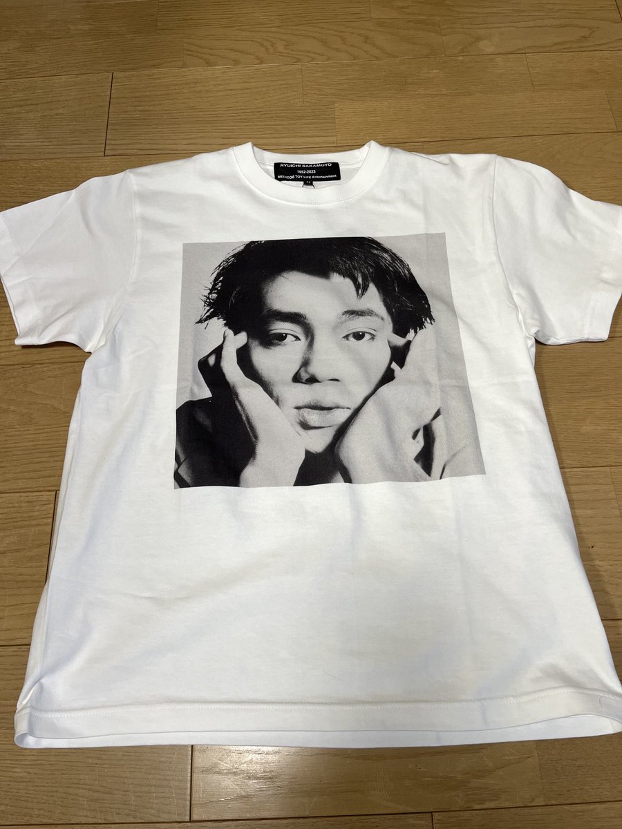 kaedevocalist's tweet photo. B-2UNITシャツ、買ったった！タグのRYUICHI SAKAMOTOが素敵。夏に着ます！#東京都現代美術館 #坂本龍一展 #b2unit #ryuichisakamoto #坂本龍一 https://t.co/IQNVHTVSGZ