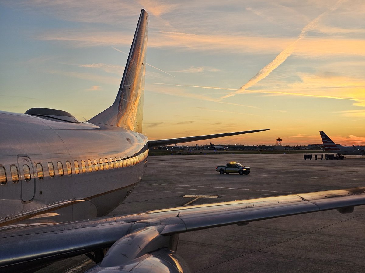 ACF105's tweet photo. #SunsetViews There's beauty in the world. All you have to do is pay attention. @united #MSY https://t.co/sDjwaFbiXP