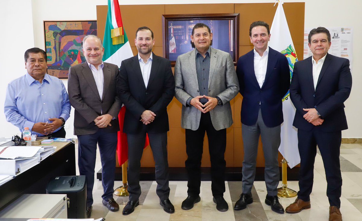 armentapuebla_'s tweet photo. Porque impulsamos el desarrollo de nuestro estado.🛣️🏗️🏭

Sostuvimos una reunión de trabajo con directivos de la empresa @CEMEXMx, quienes próximamente anunciarán nuevos proyectos en #Puebla.🫱🏼‍🫲🏼

Con la llegada de inversiones, generamos #Bienestar🫶🏼 para las y los poblanos, siguiendo la visión transformadora de nuestra presidenta, la Dra. @Claudiashein.🇲🇽

#PorAmorAPuebla 
#PensarEnGrande