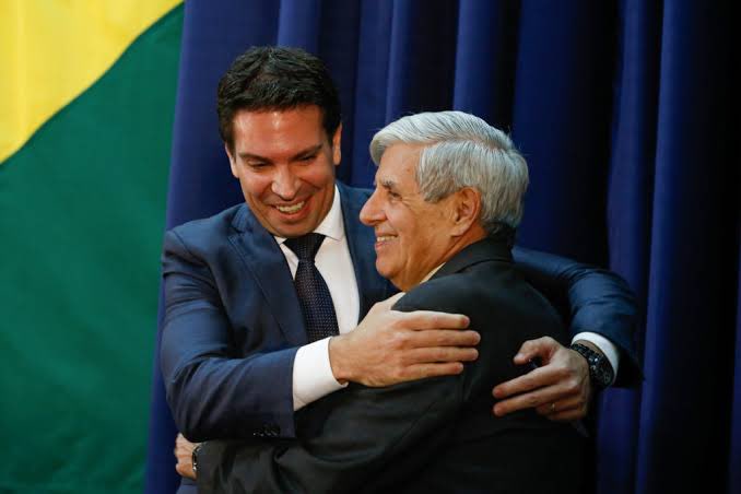 🚨 ANOTAÇÕES DE HELENO REVELAM TENTATIVA DE OBSTRUÇÃO À JUSTIÇA 🚨

Anotações apreendidas com o ex-ministro Heleno indicam que o governo Bolsonaro usou a Advocacia-Geral da União (AGU) para barrar investigações da Polícia Federal. 

Esses manuscritos, com planos semelhantes aos