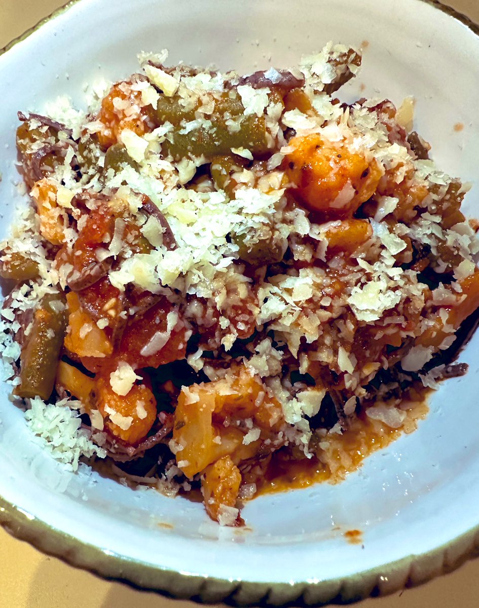 free_style_chef's tweet image. I promise there’s spaghetti and vegetables in tomato sauce underneath that mountain of parmesan. 🧀

I also made a super tasty garlic cheese bread to go with this delicious pasta dinner! 

#twittersupperclub #pasta #garlicbread