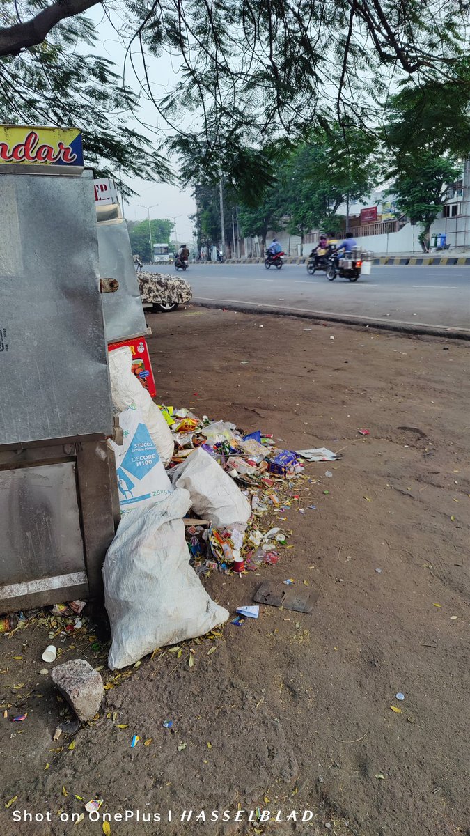 worker1763006's tweet photo. Dear @GHMCOnline @AddlCPTrHyd there is no cleaning and one by one the illigal thala added more because of no action on this main road see this all garbage on illigal thalas please take necessary action @CommissionrGHMC @HYDTP @shotr_abids https://t.co/kfzBpMFjgx