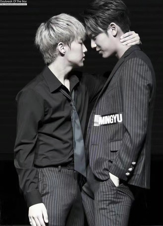 soongyu's tweet photo. DOES IT EVER DRIVE YOU CRAZY JUST HOW FAST THE NIGHT CHANGES~ https://t.co/9jooiDrMyl