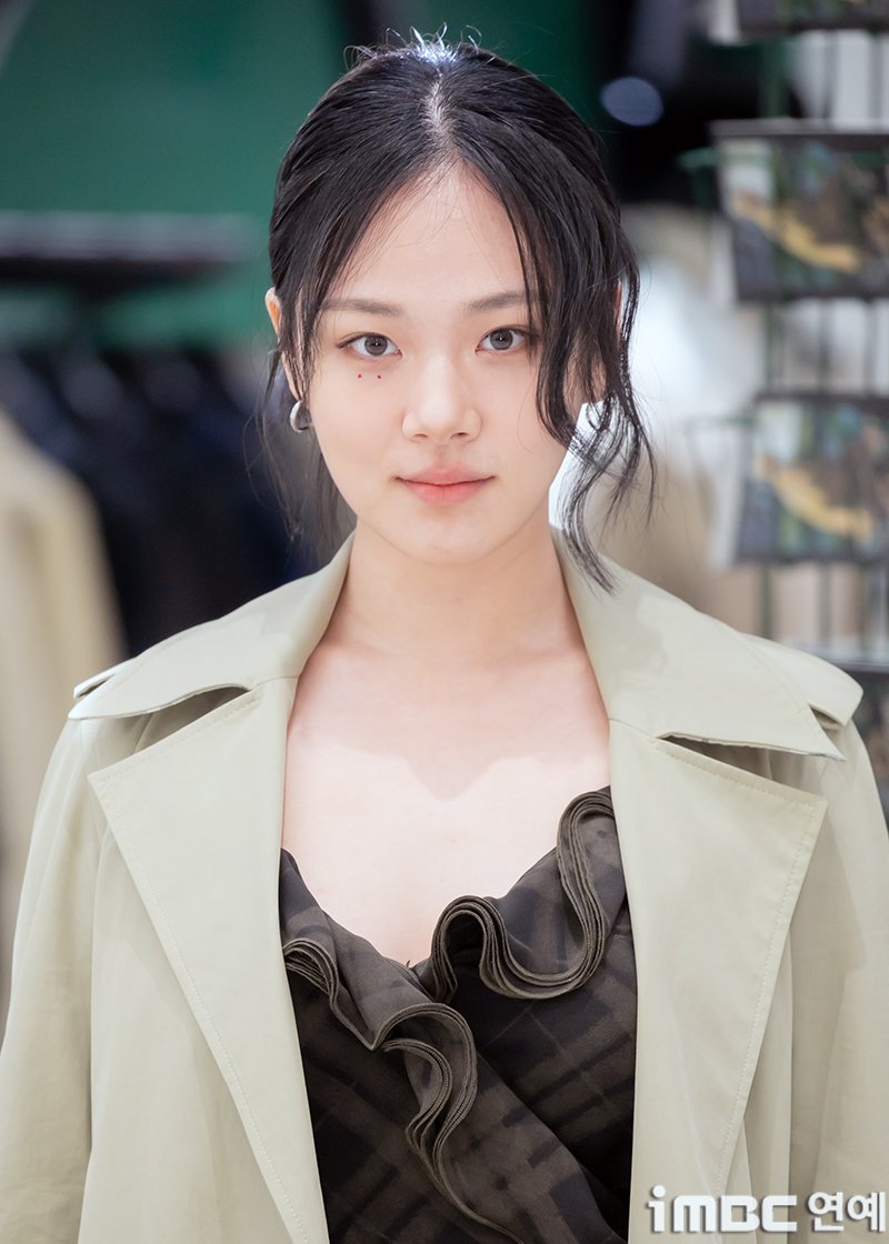 imbcenews's tweet photo. [포토] 비비, 뚜렷한 눈가의 두 점 
#비비 #BIBI #버버리 #BURBERY 
#포토콜_250219 [iMBC연예]

가수 비비가 19일 오전 서울 여의도 현대백화점 더현대 서울에서 열린 버버리(BURBERY) 포토콜 행사에 참석해 포즈를 취하고 있다.

⬇️고화질 Click Plz⬇️
https://t.co/7enQ3wo81G https://t.co/fTV5qsBhWq
