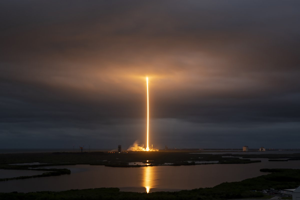 SpaceX's tweet image. Falcon 9 lifts off from pad 40 in Florida, delivering 23 @Starlink satellites to the constellation ahead of completing our first droneship landing off the coast of The Bahamas