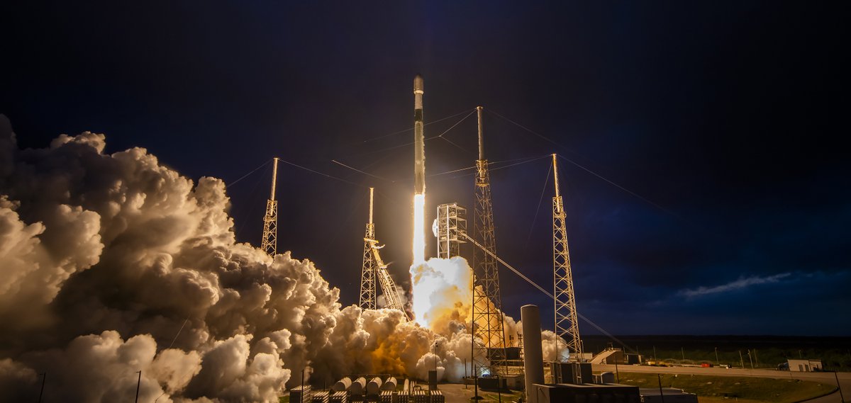 SpaceX's tweet image. Falcon 9 lifts off from pad 40 in Florida, delivering 23 @Starlink satellites to the constellation ahead of completing our first droneship landing off the coast of The Bahamas