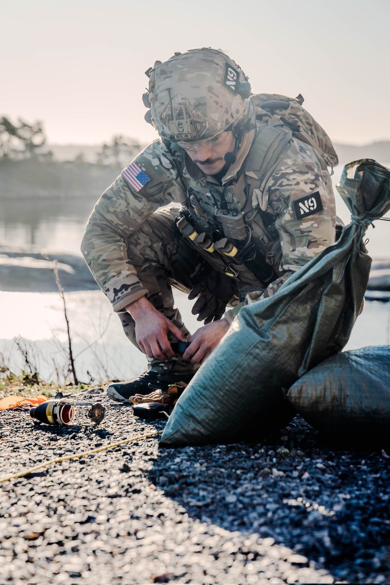 USNavyCNO's tweet image. Our warriors in EODMU 8 completed exercise Arctic Specialist with our allies in Norway, increasing readiness and lethality in challenging cold-weather conditions. America’s Warfighting Navy stands ready to deter any enemy, anywhere, and in any environment. #TacticalTuesday.
