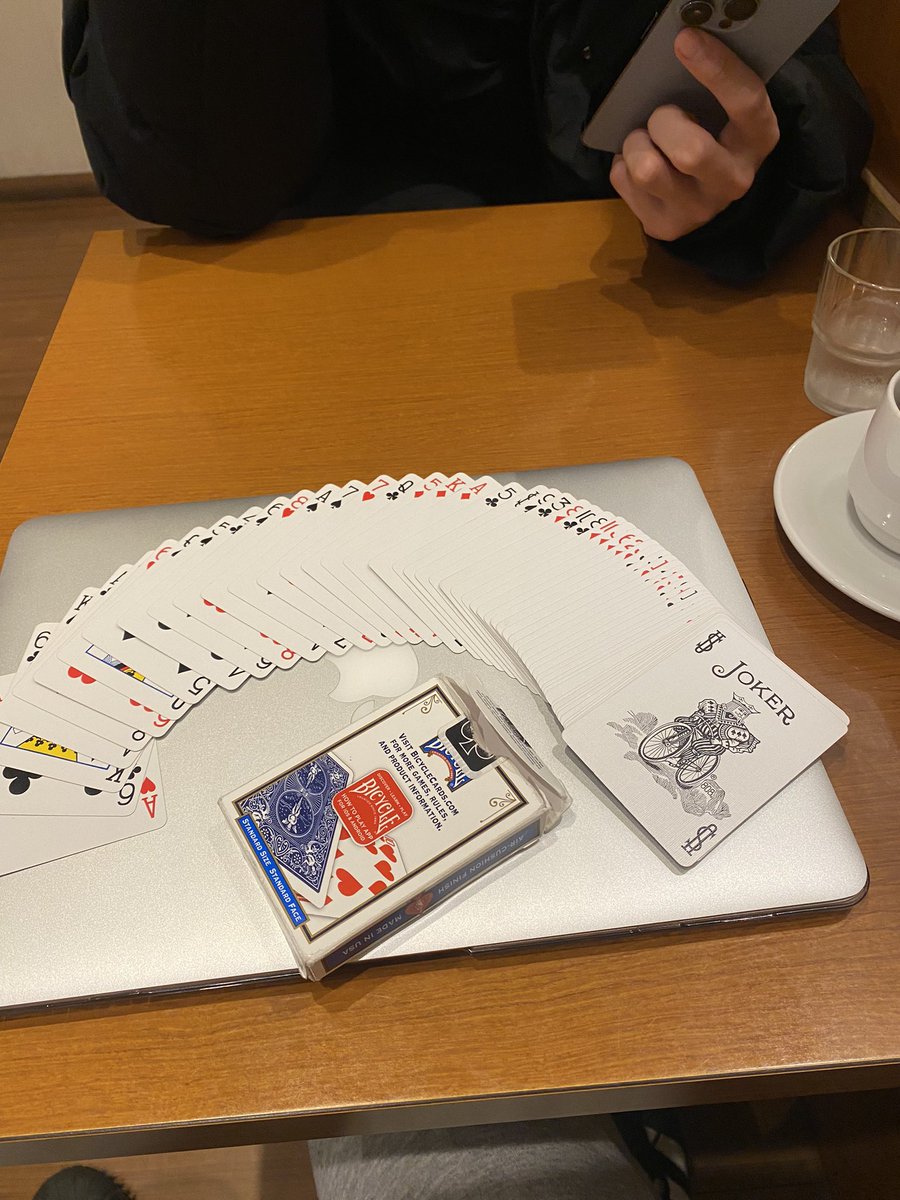 hoeruousama's tweet photo. 朝からマジシャン仲間とトランプいじくり回すの、なかなか有意義で素敵🃏 https://t.co/boSH1148MB