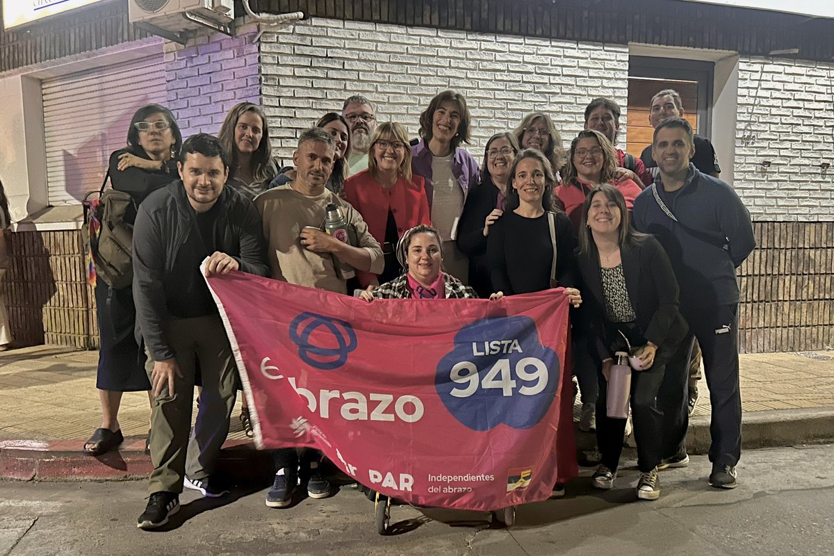 ElAbrazo_UY's tweet photo. ¡Así fue como inauguramos el local de nuestra queridísima candidata a intendenta @mnoelbattaglino Hoy dimos un paso más en este camino, rodeados de compañeras y compañeros que se acercaron a compartir este momento. #elabrazocrece #frenteamplio https://t.co/REsgtvRkqN