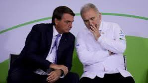 mqueiroga22's tweet photo. Os que denunciam Bolsonaro estão umbilicalmente ligados aos que tiraram Lula da cadeia, por intermédio de instrumento jurídico questionável, depois dele ter sido condenado em três instâncias do Judiciário brasileiro. Ou seja, uma vergonha que nada tem a ver com lei, direito e muito menos justiça. 

Os brasileiros sabem muito bem disso, tanto que a desaprovação ao desgoverno Lula e seus comparsas, que voltaram à cena do crime, conforme já previa o sr. Geraldo Alckmin. 

Essa denúncia inepta não surpreende absolutamente ninguém.